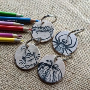 Porte-clé en bois avec imprimé varié d'halloween et un anneau de métal.