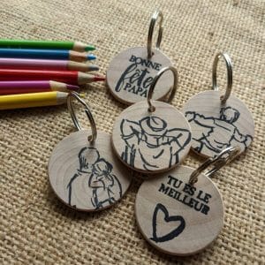 Porte-clé en bois avec imprimé de thème fête des pères et un anneau de métal.