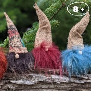 Figurine de gnome en bois réutilisé. Nez rond et fourrures recyclées.